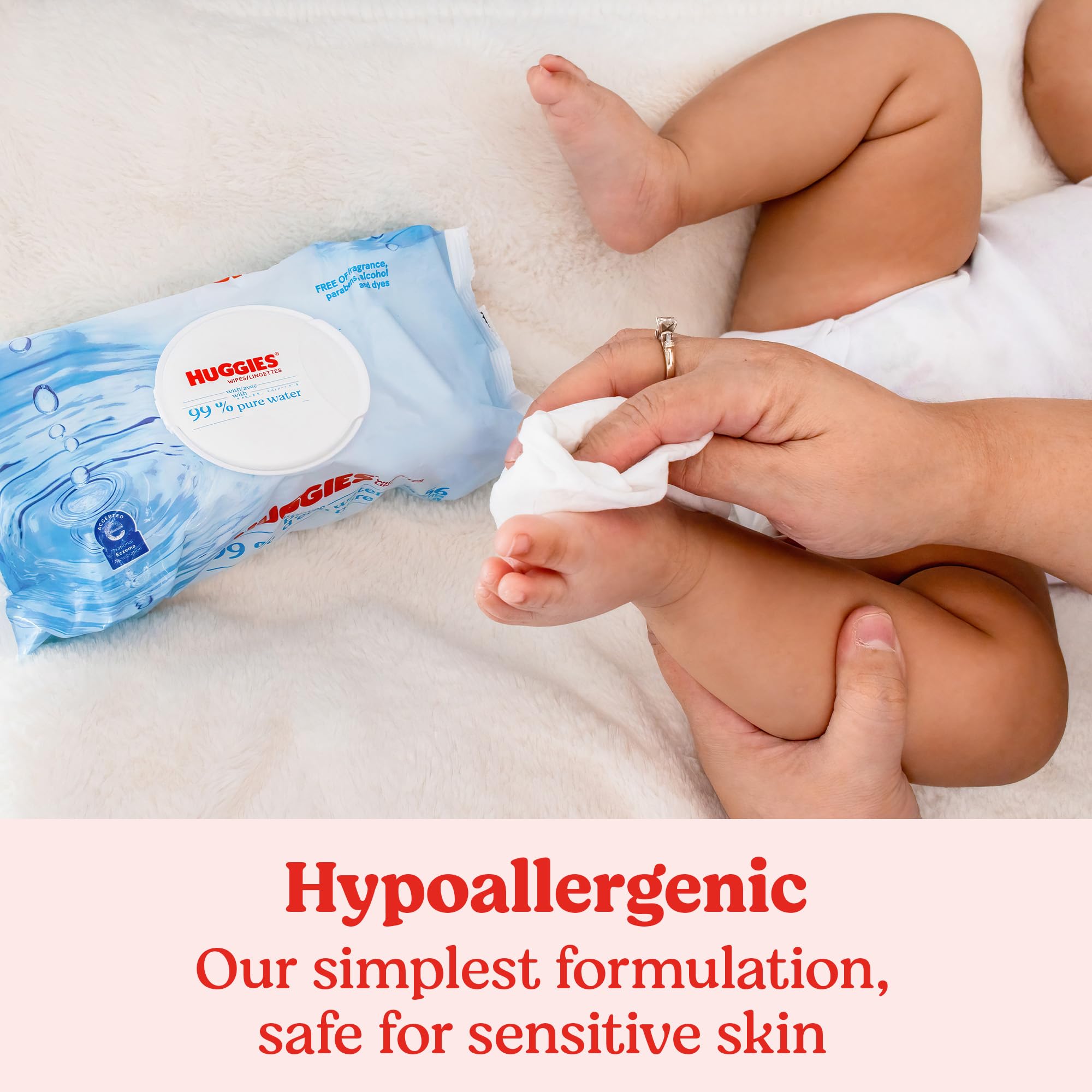 HUGGIES uso en cambiador limpiando bebé con suavidad