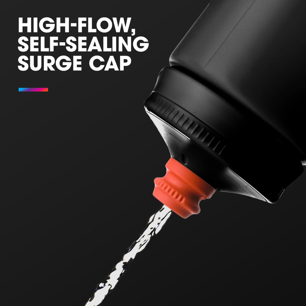 HydraPak botella colocada en portabidón durante un paseo, segura y accesible