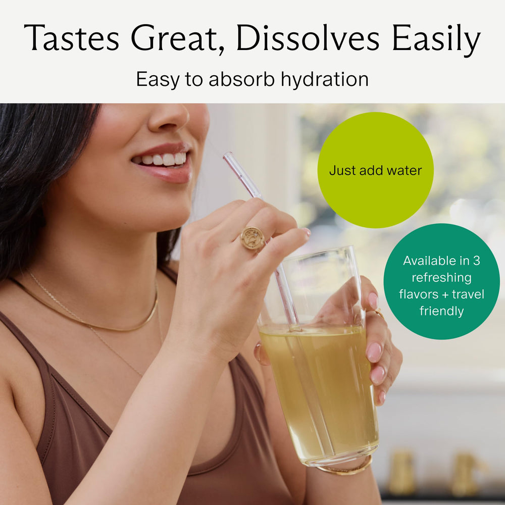 HydraMamá Hydration Support sobre vertido en vaso listo para mezclar, bebida hidratante lista al instante