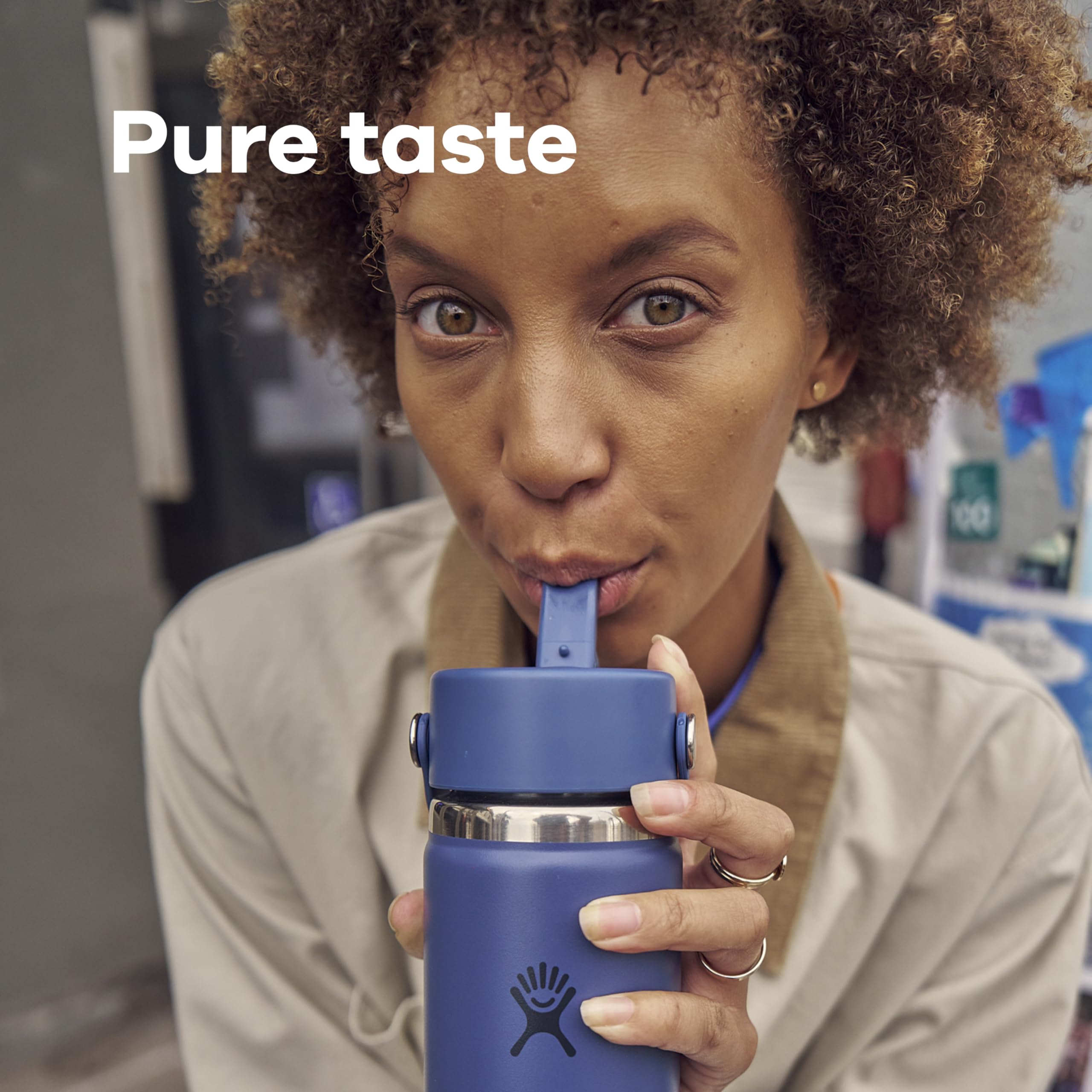 Hydro Flask comparación de tamaño en mano para referencia de 24 oz