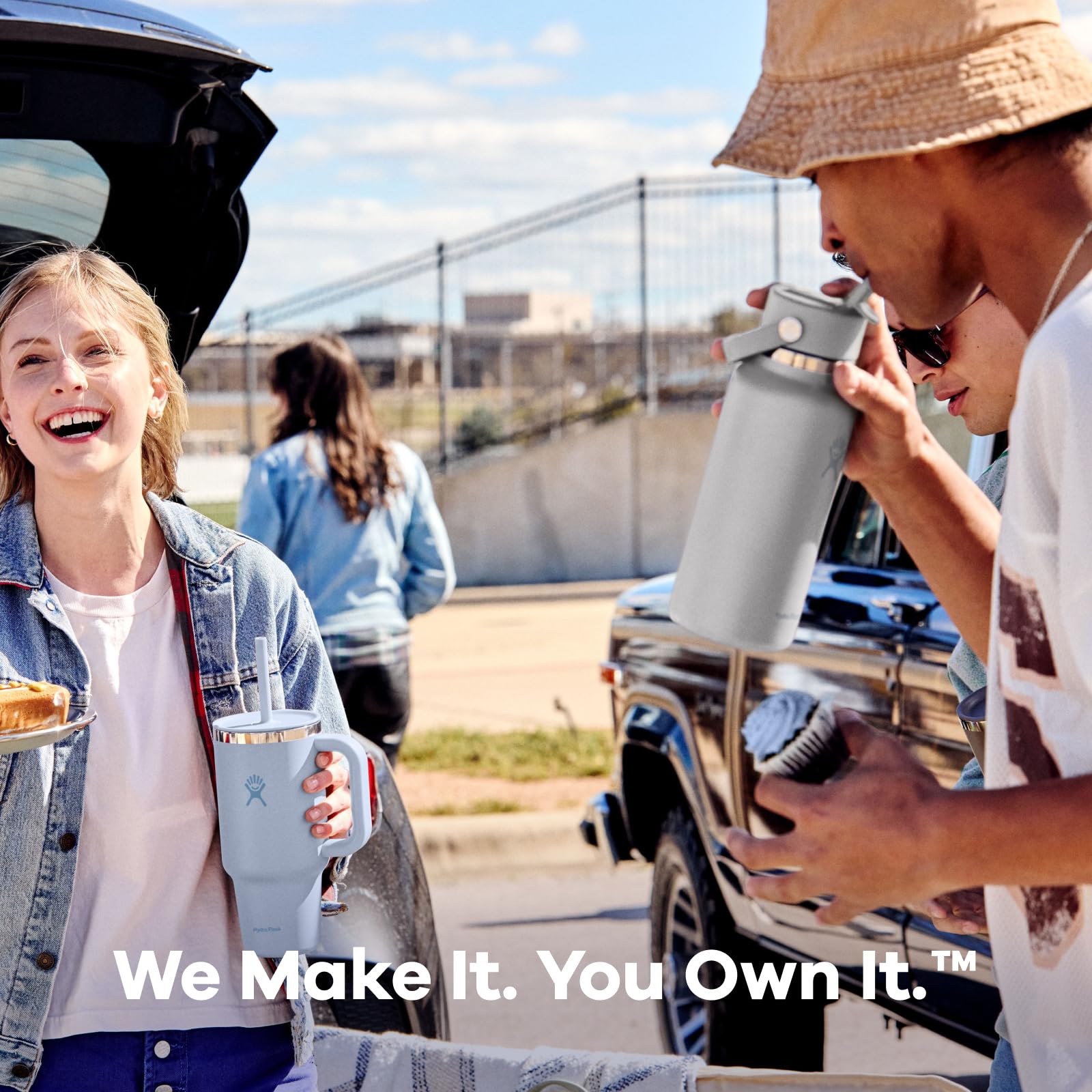 Hydro Flask en entorno urbano listo para hidratación en movimiento