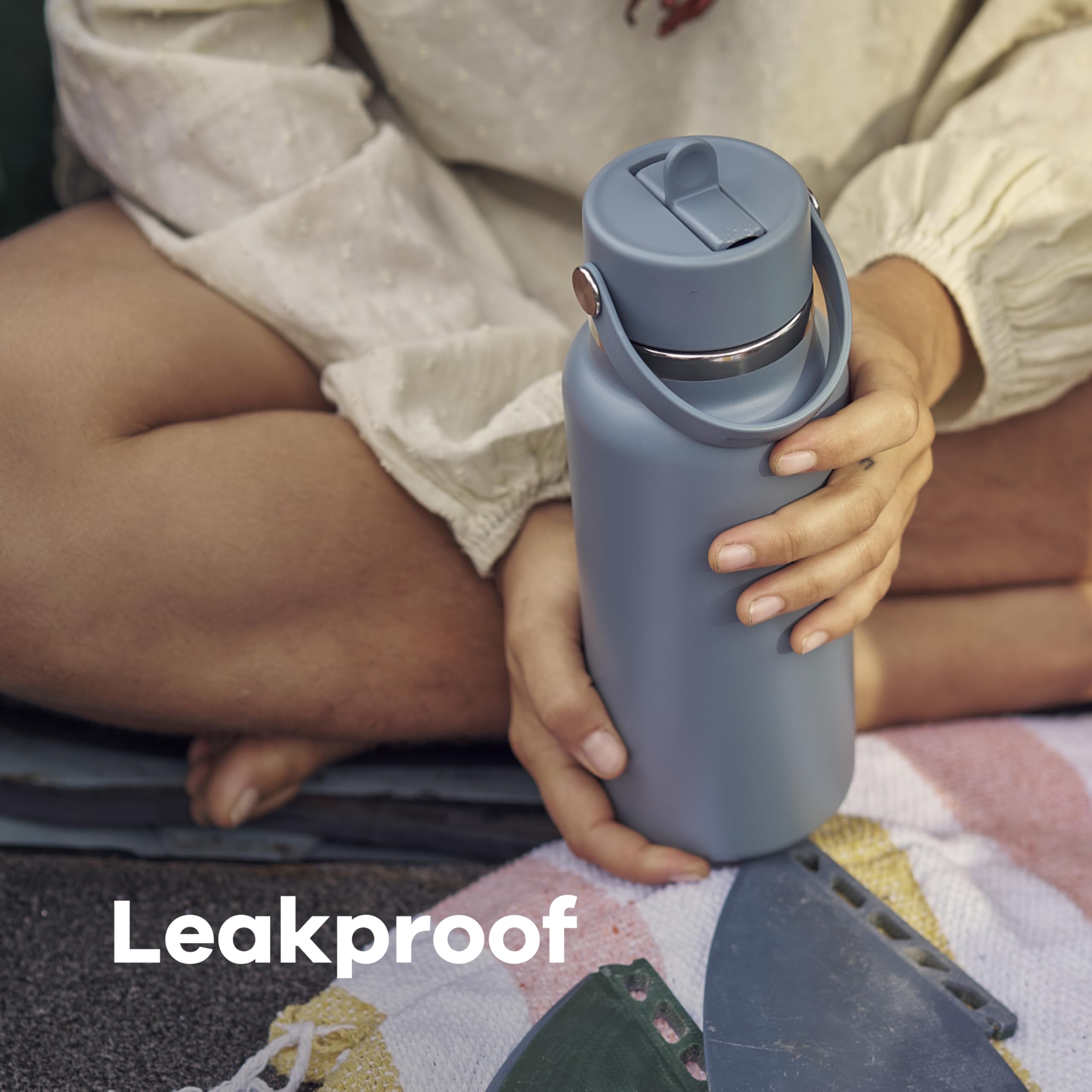 Hydro Flask dentro de mochila lista para excursiones y uso diario