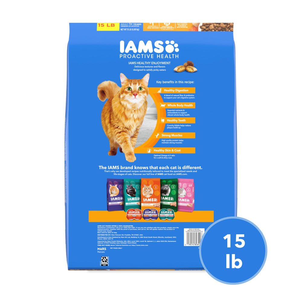 IAMS gato exigente probando alimento y lo prefiriendo