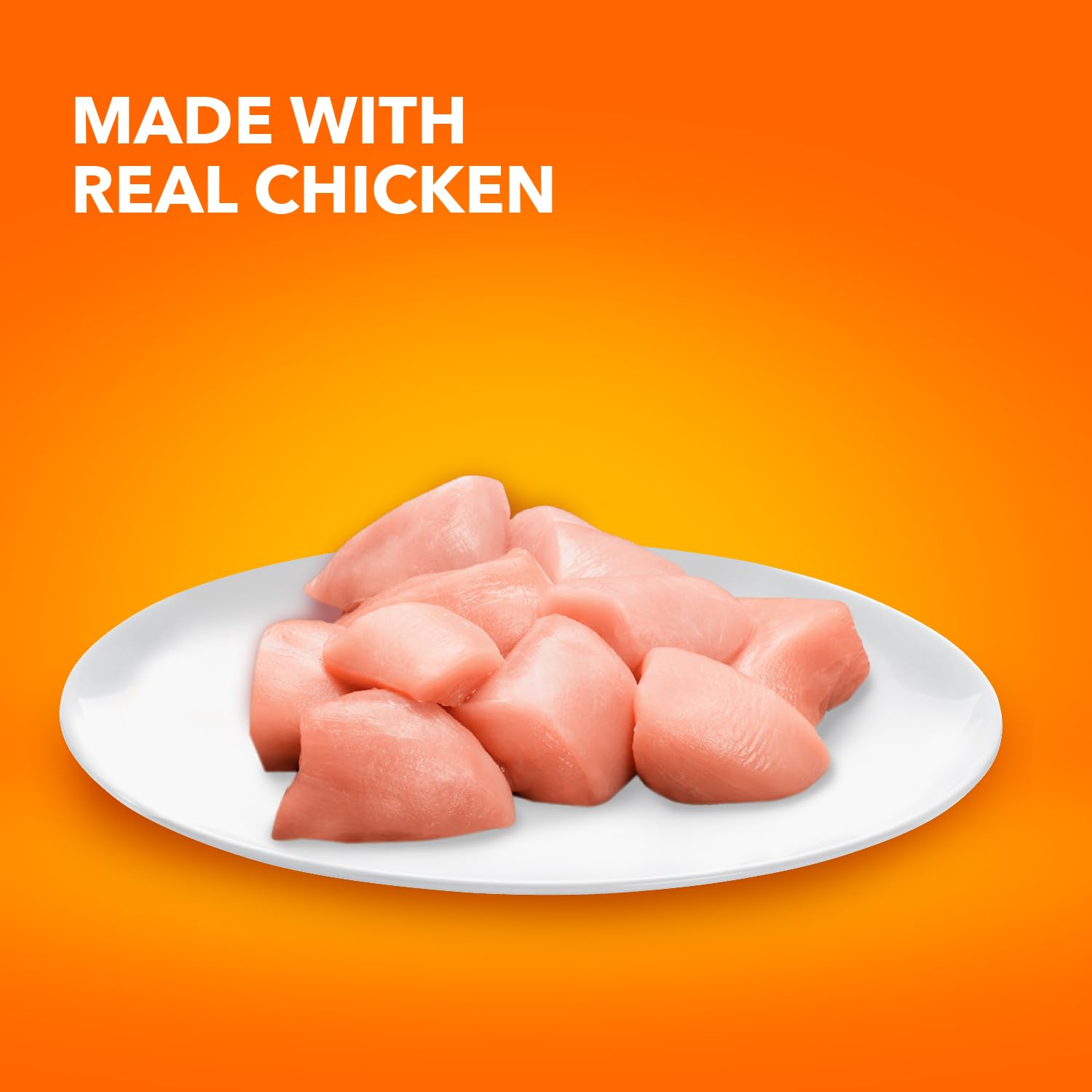 IAMS primer plano de trozos de pollo en salsa mostrando textura blanda y apetecible