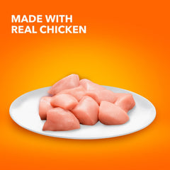 IAMS primer plano de trozos de pollo en salsa mostrando textura blanda y apetecible