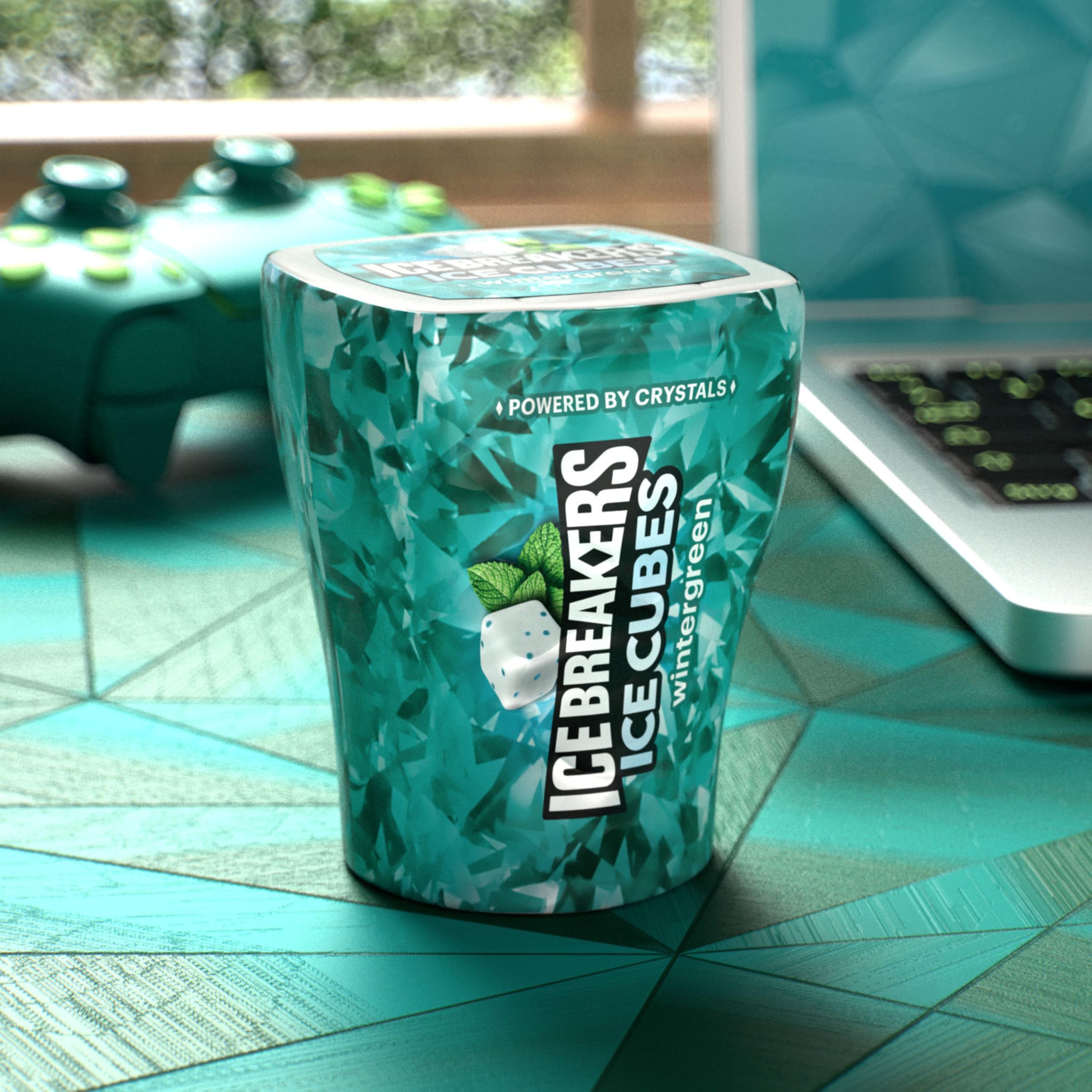 Ice Breakers en mano para comparar tamaño y portableidad