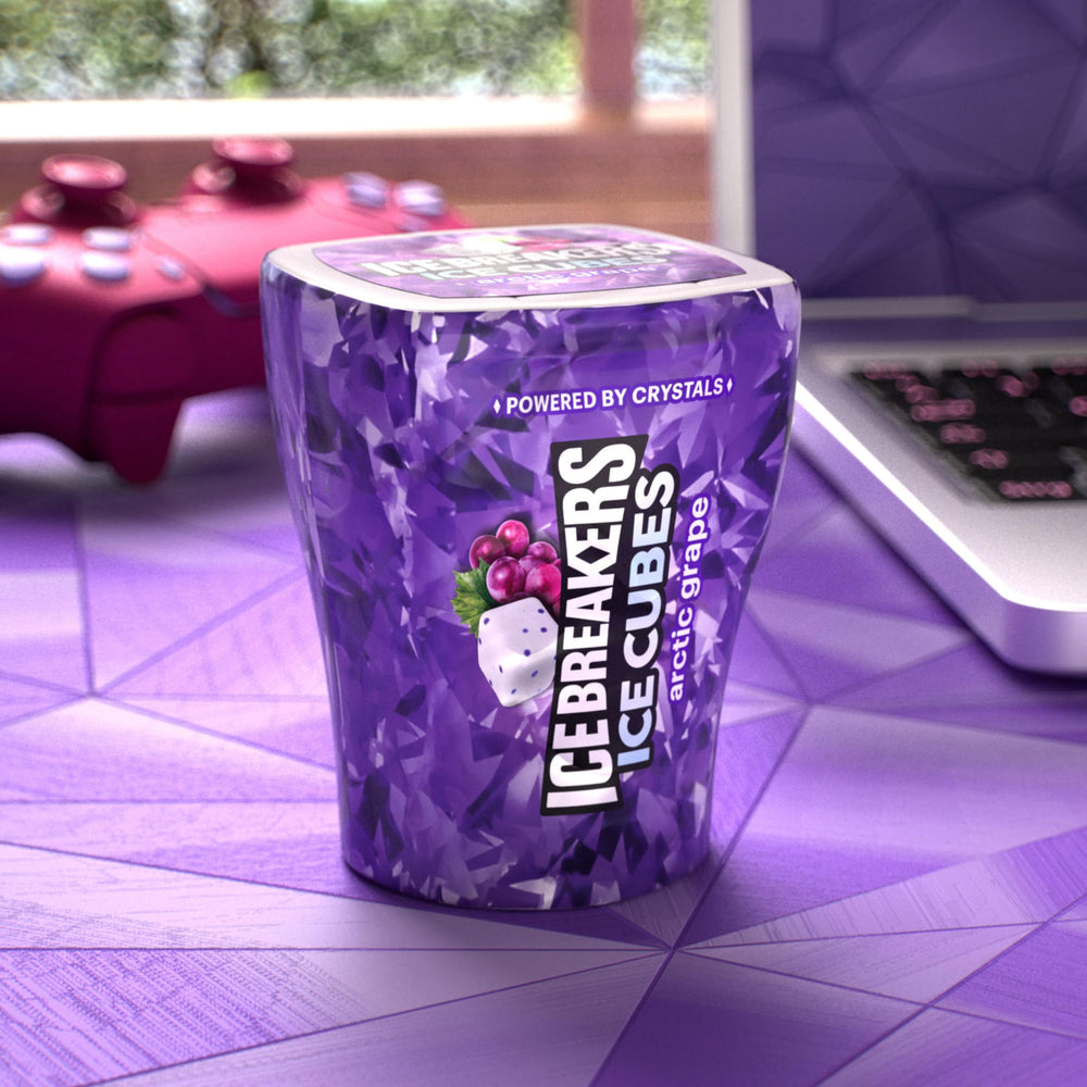 Ice Breakers frasco junto a mano para comparar tamaño y portabilidad