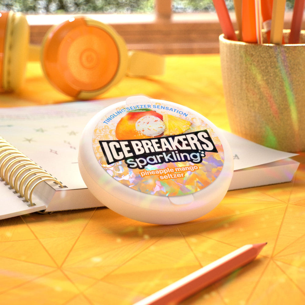Ice Breakers lata junto a objetos para comparar tamaño y portabilidad