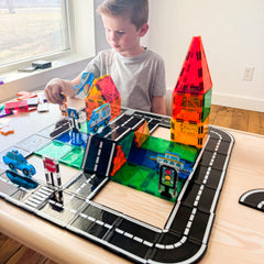 IGIVI niños jugando con muñecos y vehículos fomentando creatividad