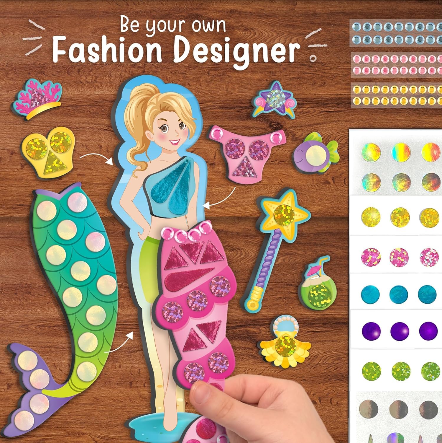 Imagimake niño decorando prendas con pegatinas para estimular creatividad