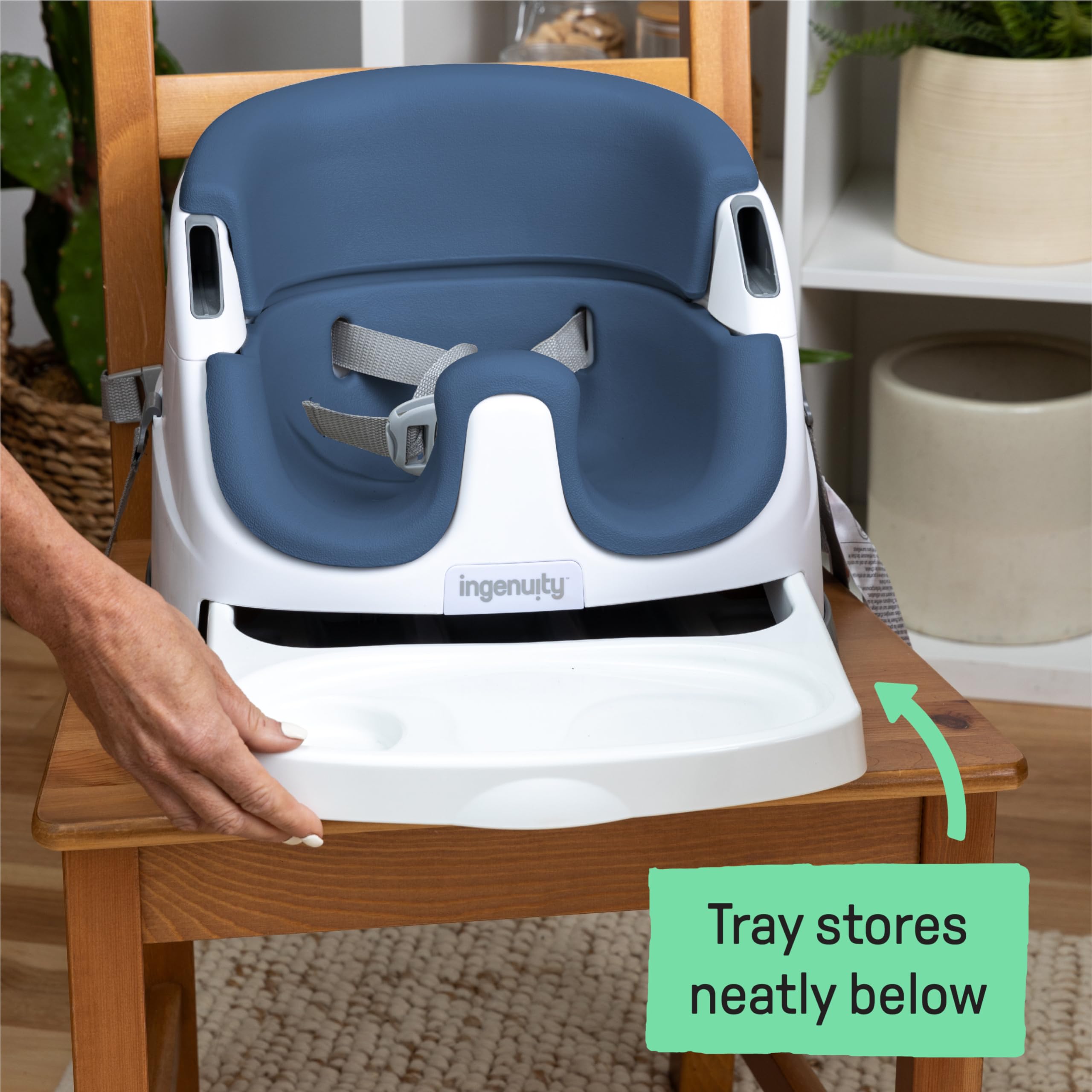 Ingenuity booster usado como asiento en el suelo para juego seguro