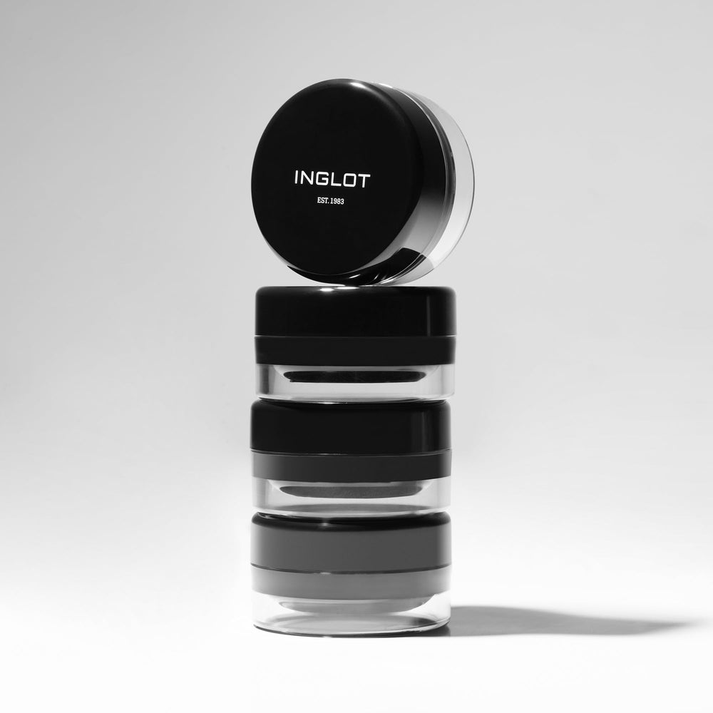 Inglot envase abierto revelando gel negro de alta pigmentación