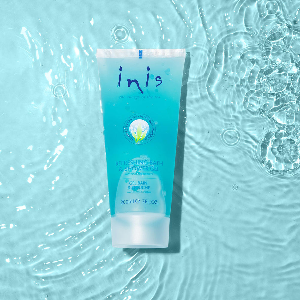 Comparación de tamaño del envase Inis 207 ml en la mano, ideal para viajes
