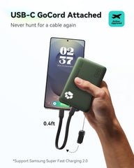 INIU power bank en mano demostrando escala y ligereza para viajar