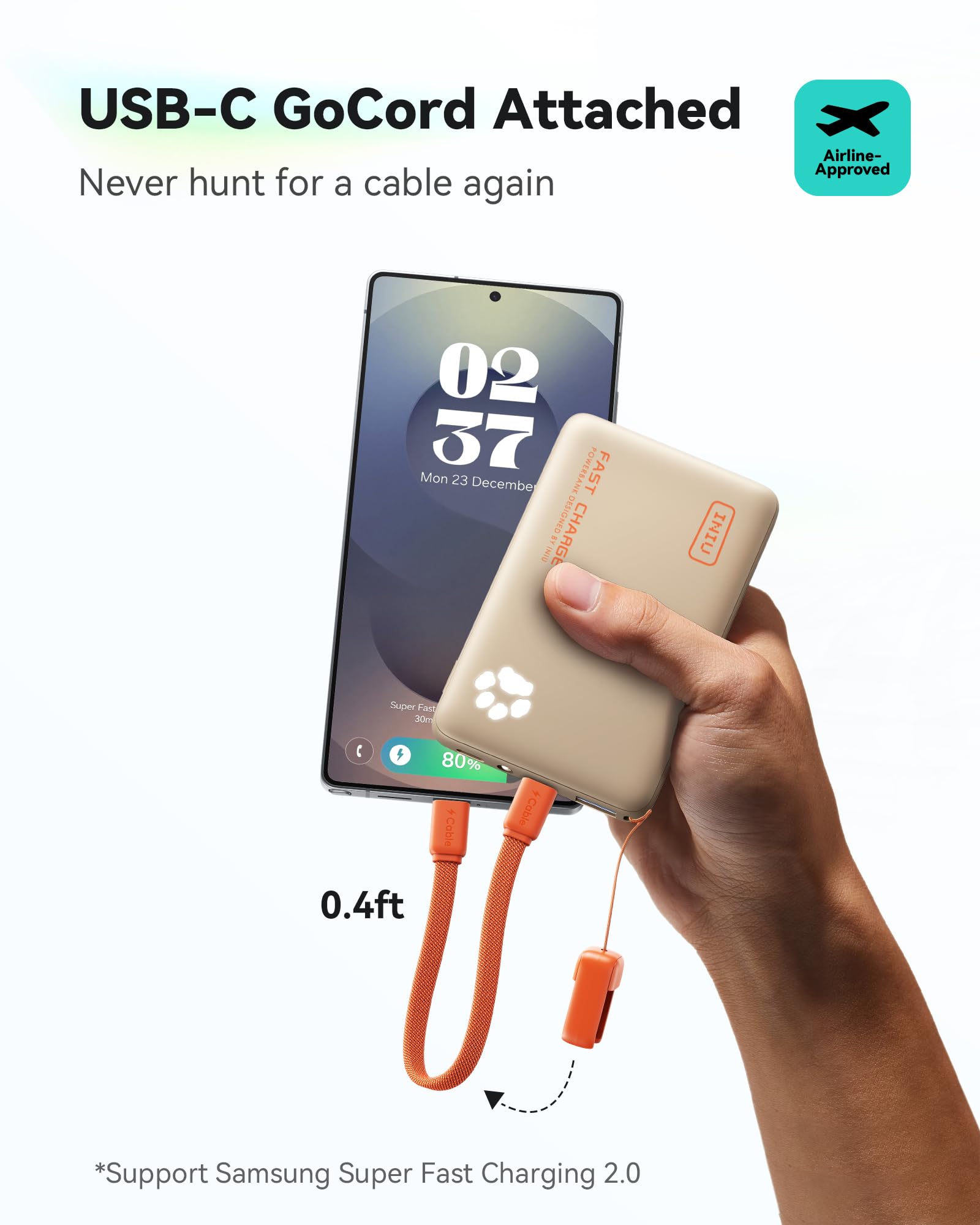 INIU cargando un smartphone en uso ofreciendo carga rápida y conveniencia
