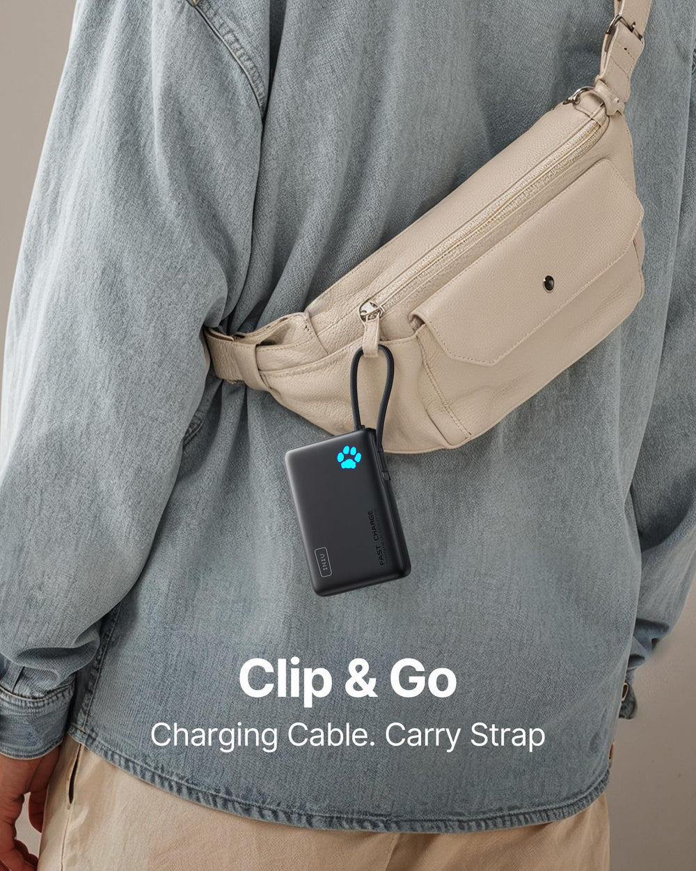 INIU cargando un smartphone en la mano para demostrar carga rápida y comodidad de uso