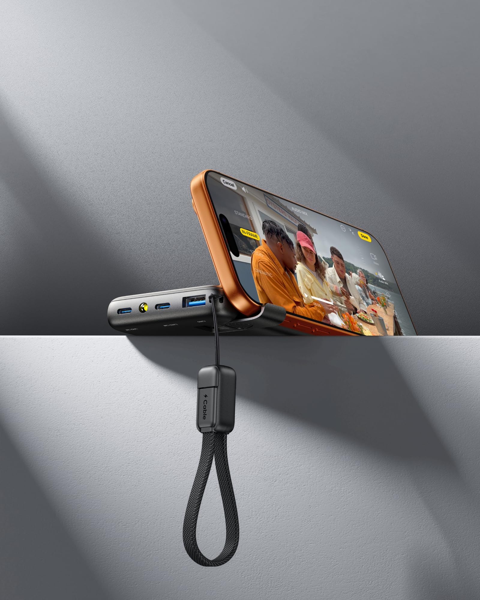 INIU power bank guardado en bolso de viaje listo para usar en ruta
