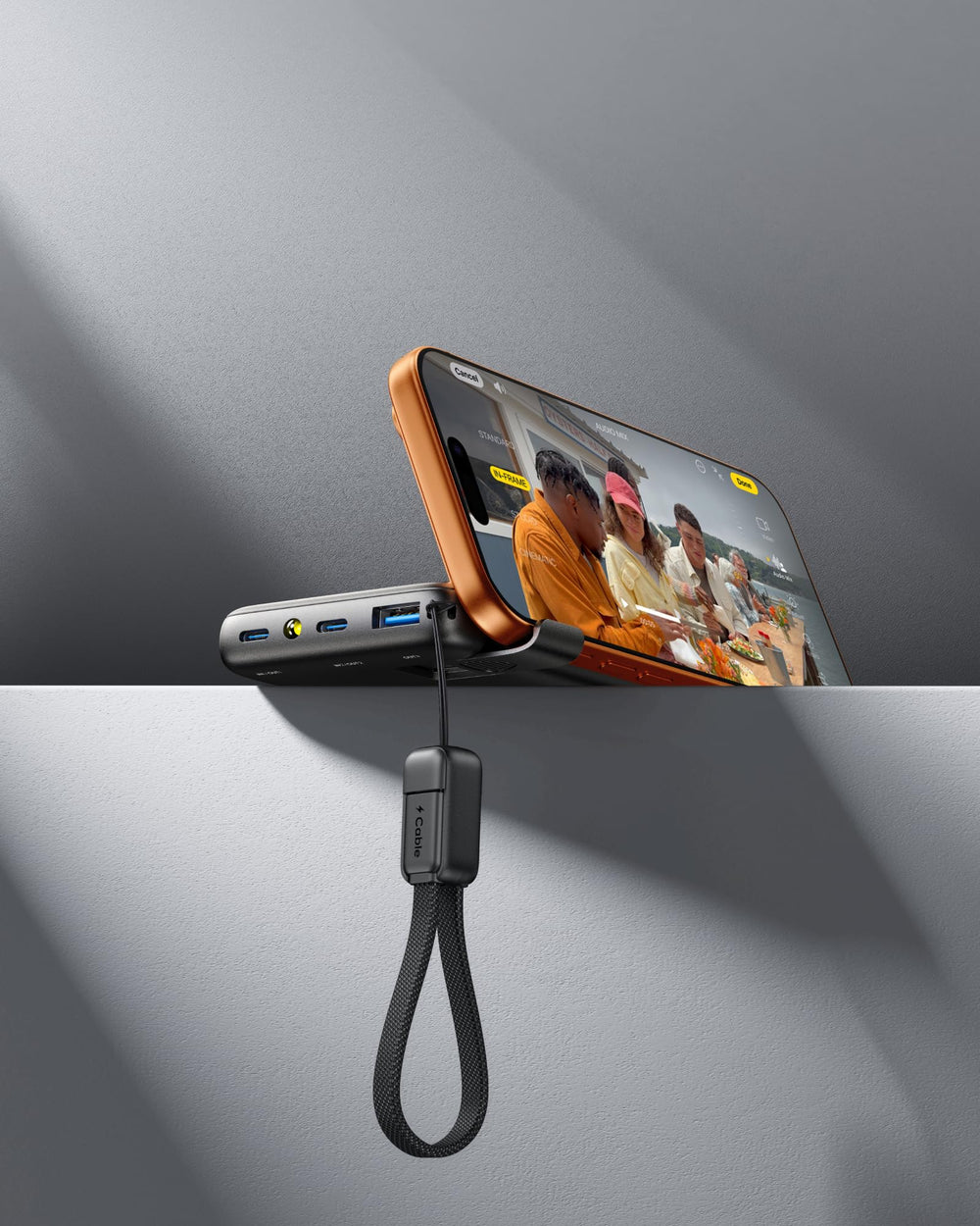 INIU power bank guardado en bolso de viaje listo para usar en ruta