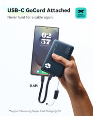 INIU power bank en mano para comparar tamaño y facilidad de transporte