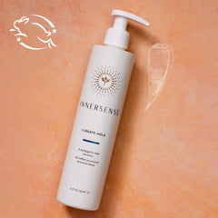 INNERSENSE gel aplicado en rizos definidos, muestra control y movimiento natural