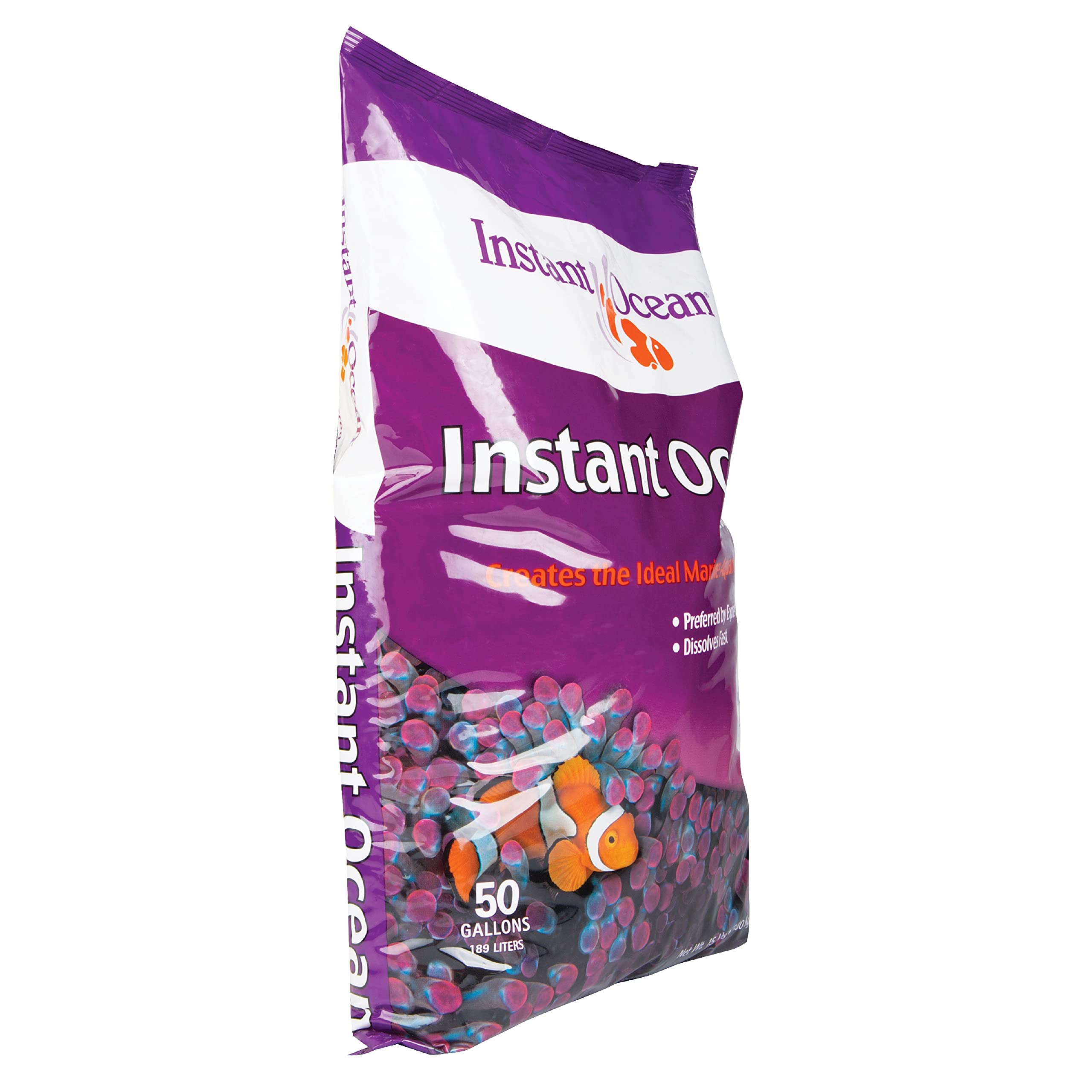 Instant Ocean sal disolviéndose en agua clara para preparar acuario listo al instante