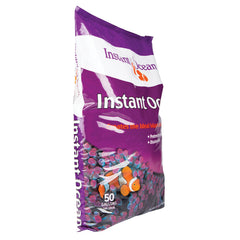 Instant Ocean sal disolviéndose en agua clara para preparar acuario listo al instante