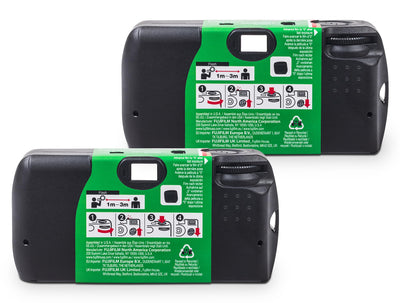instax Fujifilm QuickSnap en manos durante una fiesta capturando momentos espontáneos