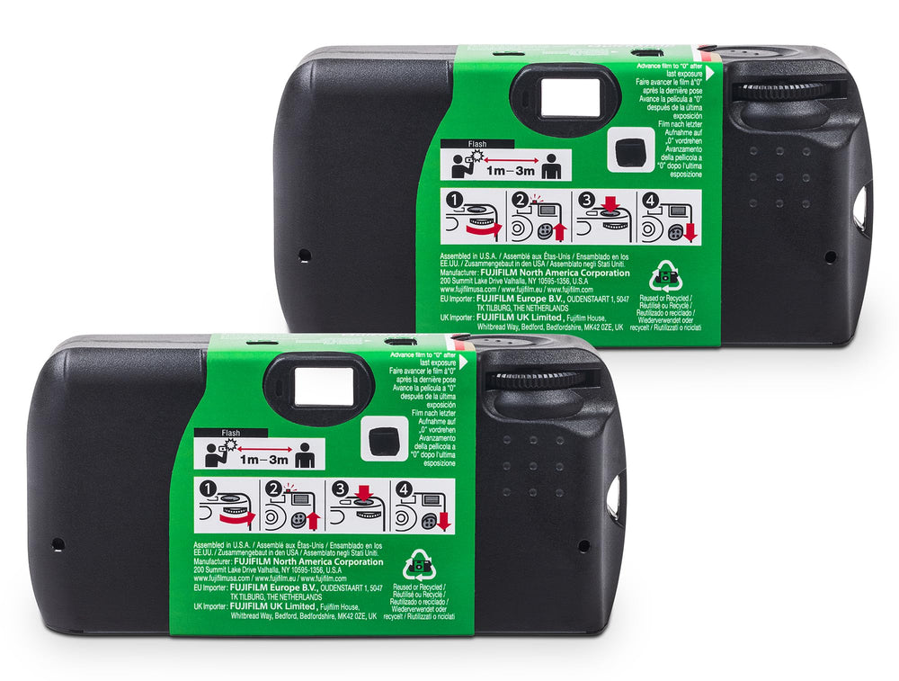 instax Fujifilm QuickSnap en manos durante una fiesta capturando momentos espontáneos