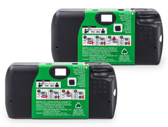 instax Fujifilm QuickSnap en manos durante una fiesta capturando momentos espontáneos