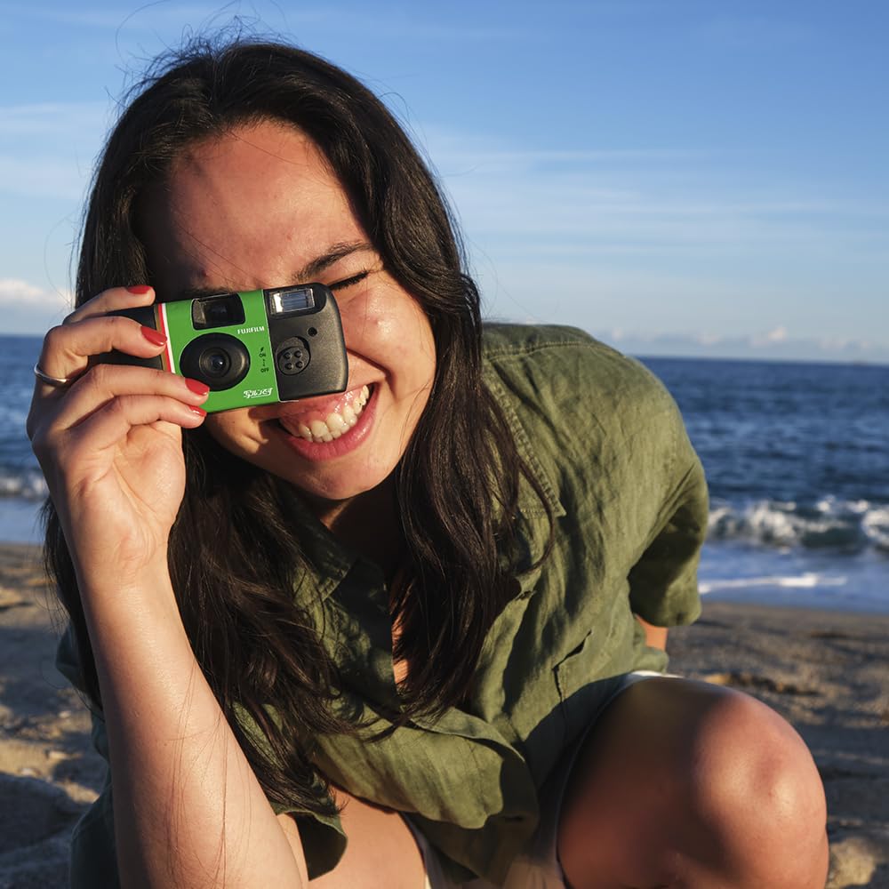 instax Fujifilm tamaño en mano junto a rollo, 27 exposiciones prácticas