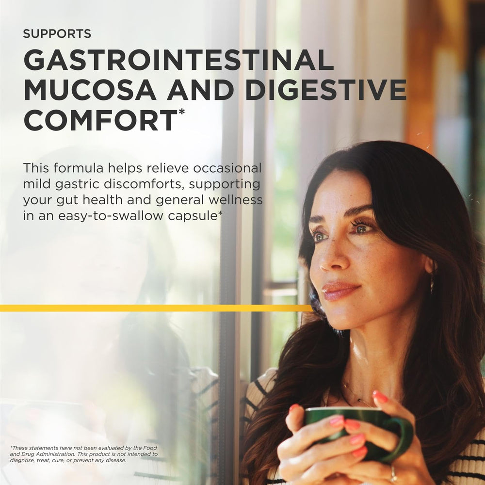 Integrative Therapeutics cápsula junto a una mano para referencia de tamaño