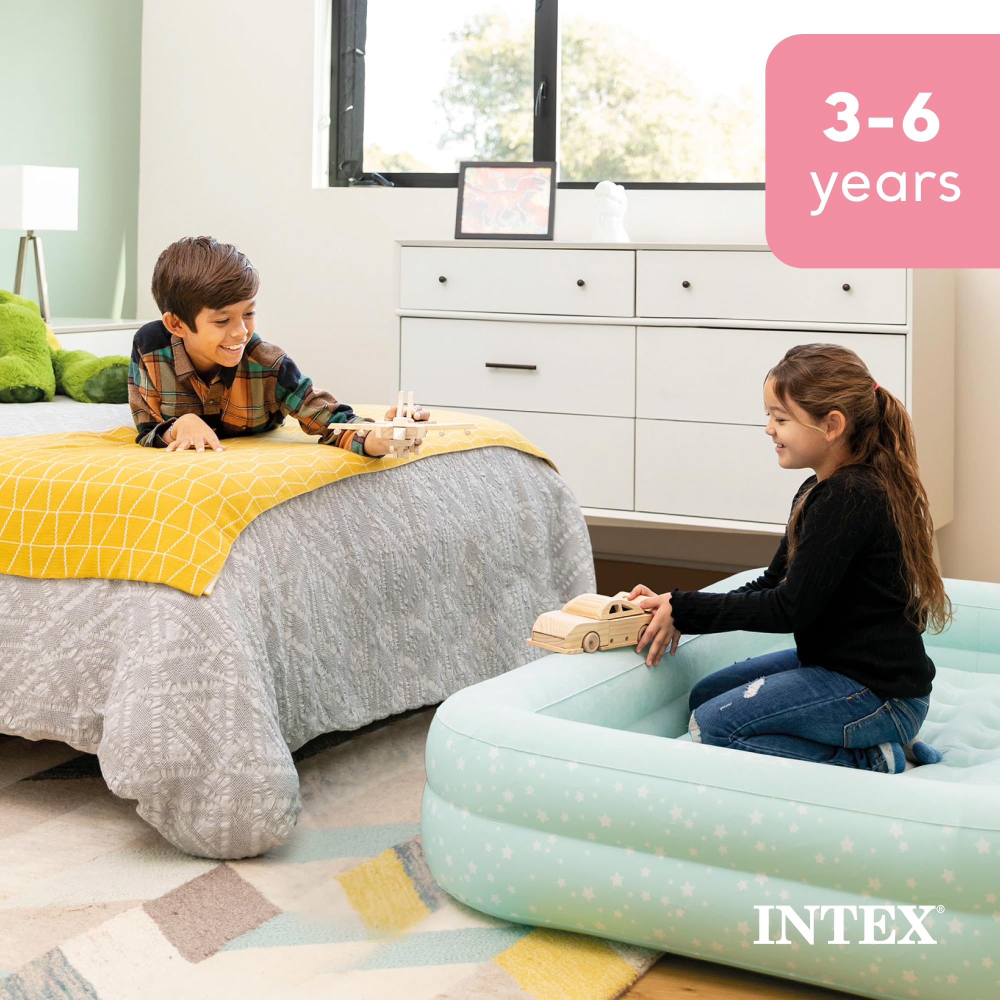 Intex comparación de tamaño con juguete para visualizar escala y ajuste