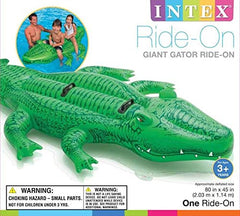 Intex Giant Gator junto a una toalla para comparar tamaño y capacidad de varios niños