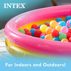 Intex comparación de tamaño para apreciar espacio y escala en jardín