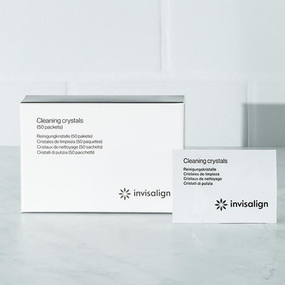 INVISALIGN kit en baño junto a cepillo representando higiene diaria cómoda