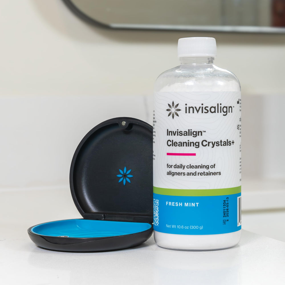 INVISALIGN comparación antes y después mostrando alineador más claro