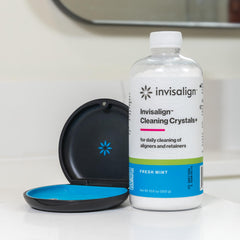 INVISALIGN comparación antes y después mostrando alineador más claro