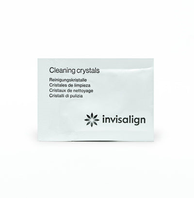INVISALIGN alineador junto a mano mostrando tamaño y facilidad de manejo