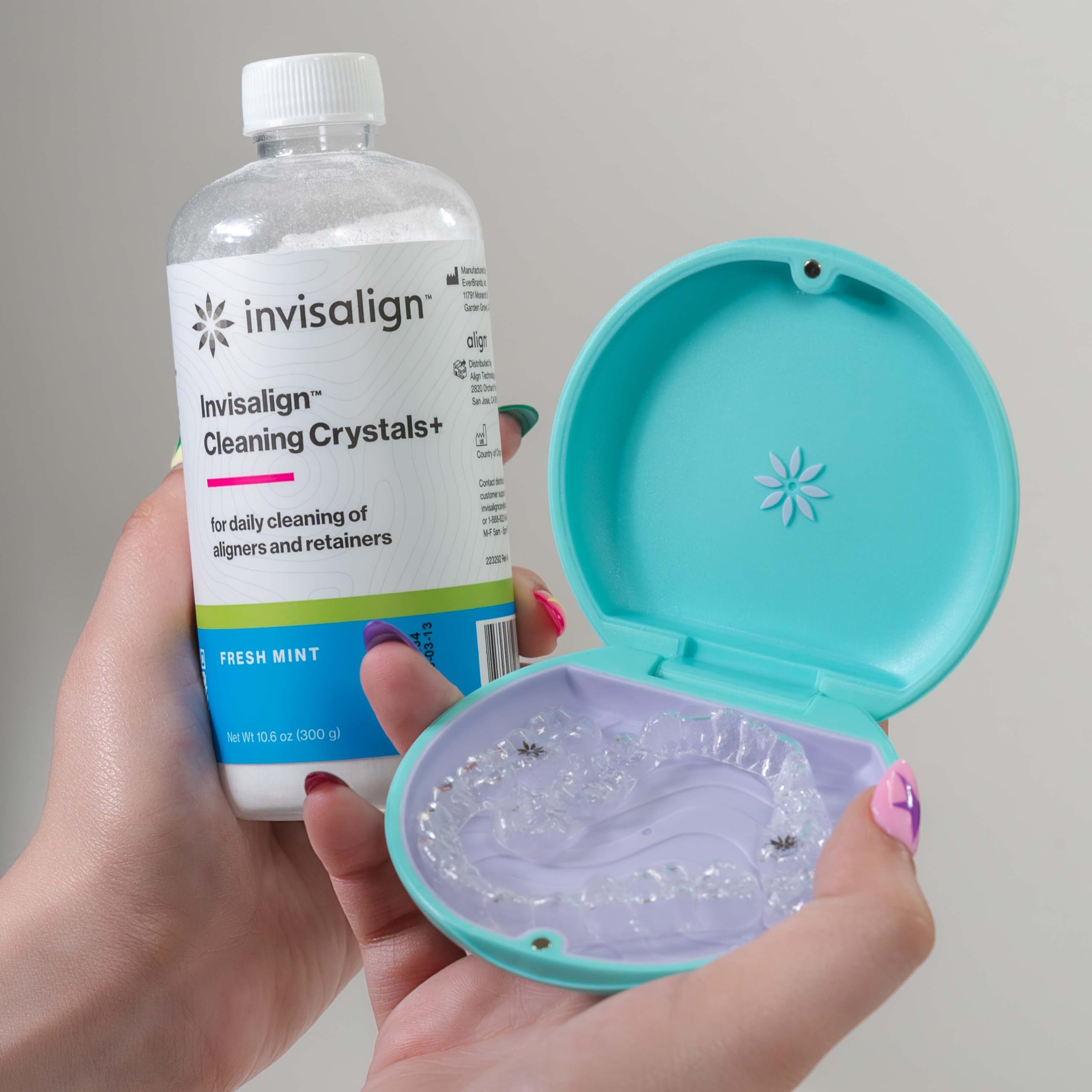 INVISALIGN producto en baño moderno, rutina diaria práctica y fresca