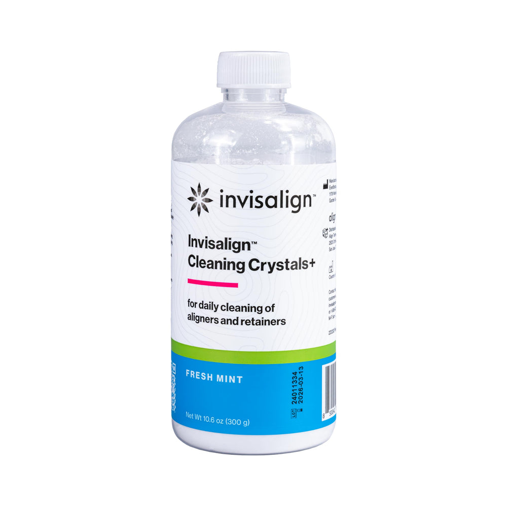 INVISALIGN envase frontal de Cleaning Crystals+ mostrando uso y beneficios
