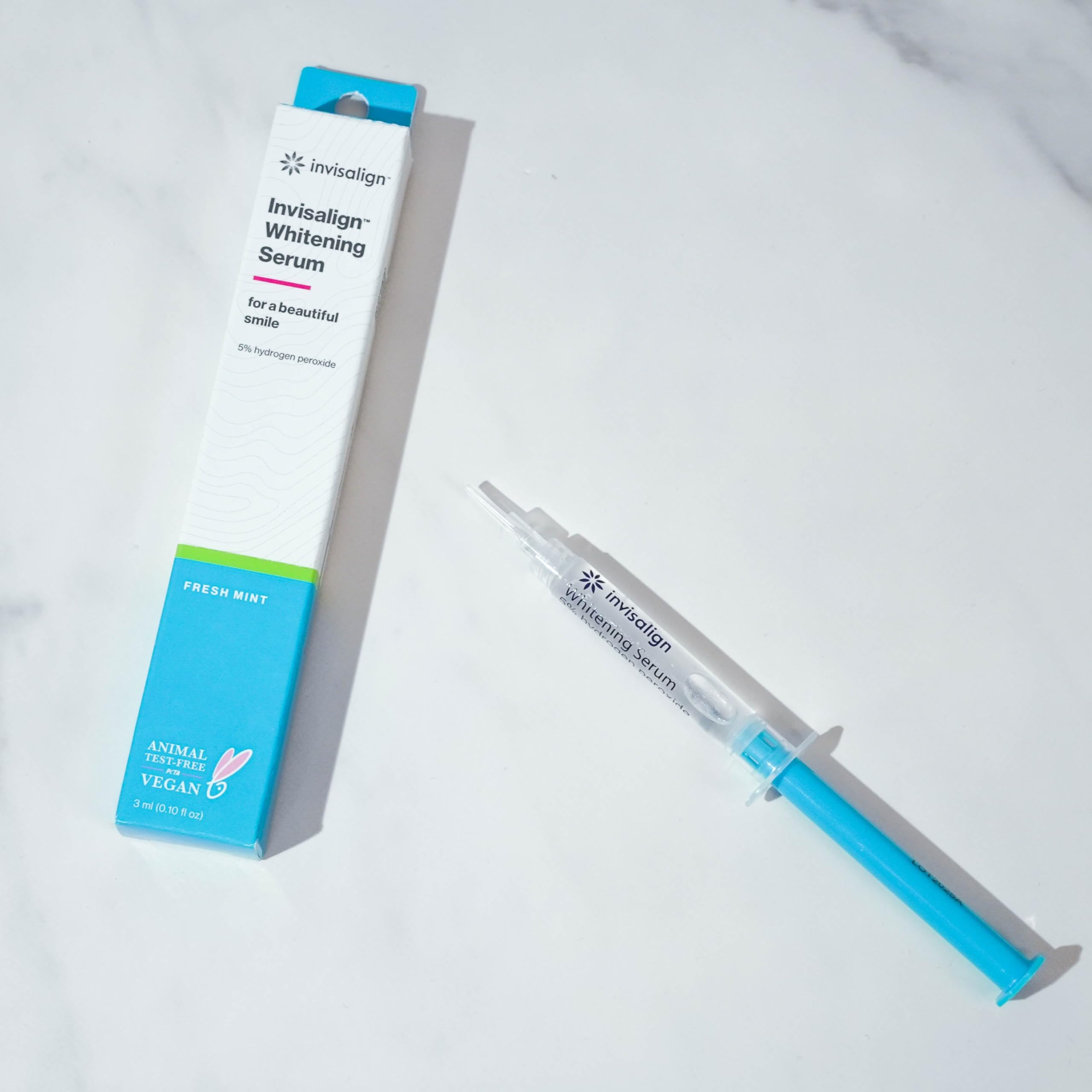 INVISALIGN serum en un bolso de mano ilustrando portabilidad y uso en la rutina diaria