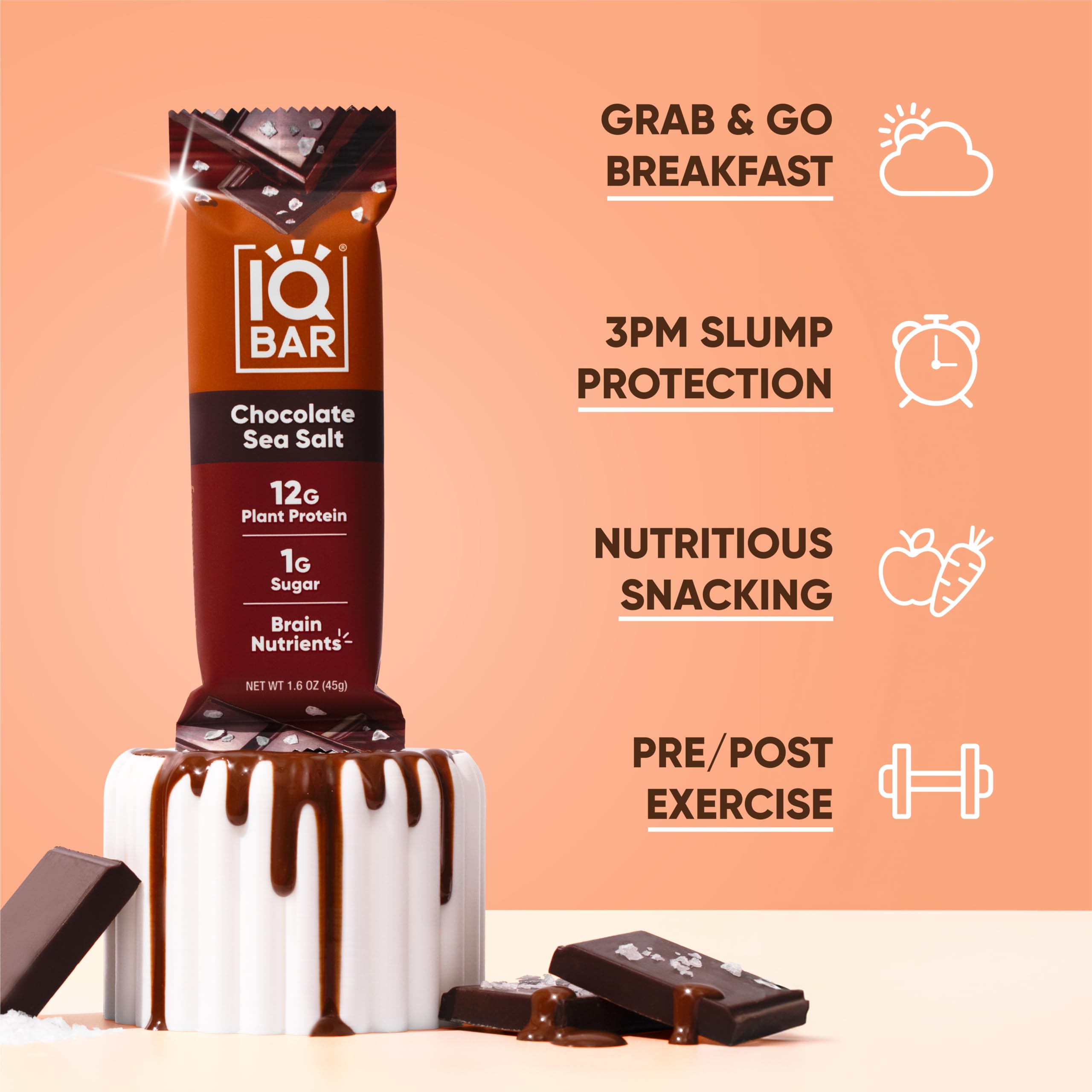IQBAR barra junto a una bebida matinal para desayuno rápido y nutritivo