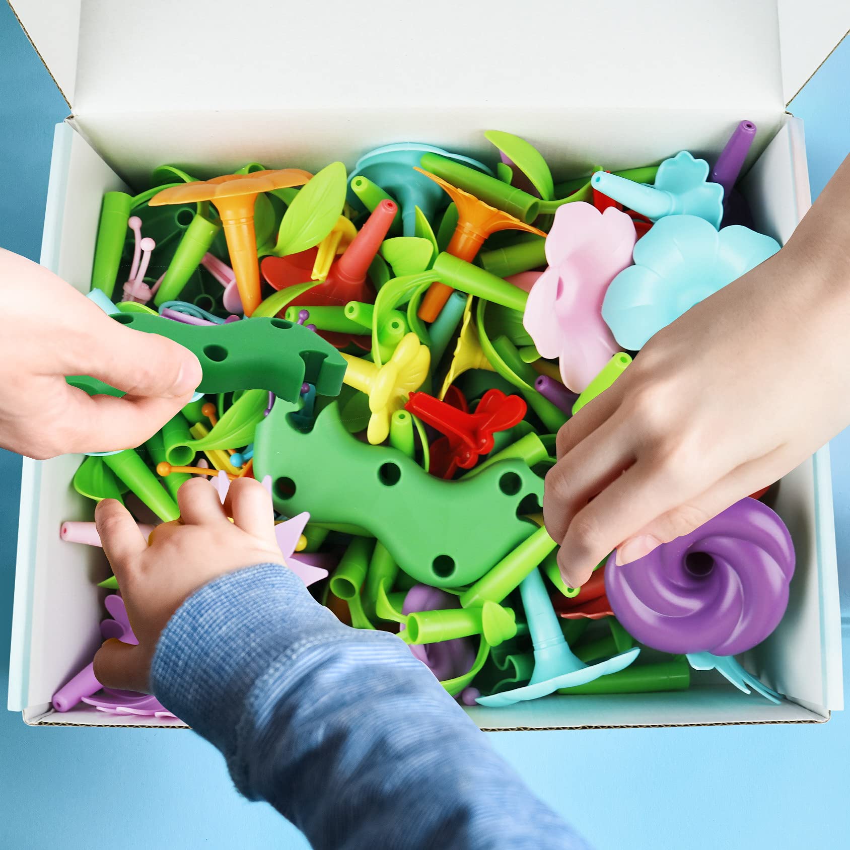 IQKidz insectos pegables en jardín demostrando juego imaginativo y colores vivos