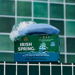 Irish Spring barra vista cercana con borde limpio, beneficio detalle del producto