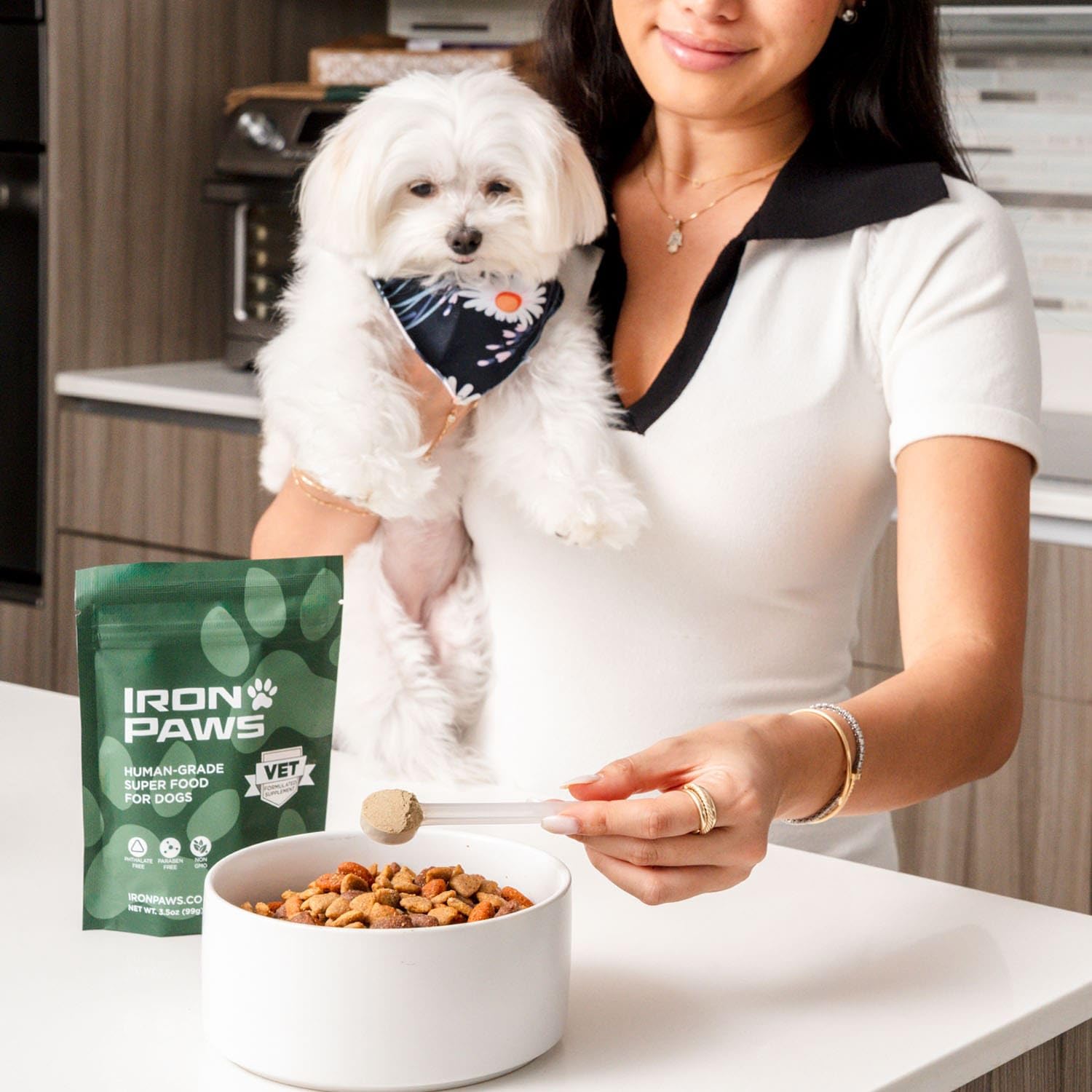 Iron Paws polvo en cuchara listo para añadir a la comida, dosificación práctica