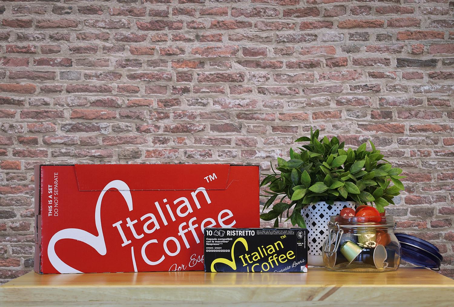 ITALIAN COFFEE FOR ESPRESSO LOVERS cápsula junto a mano para comparar tamaño y porción ideal