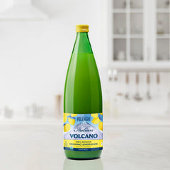 Italian Volcano zumo vertiéndose para mostrar textura y apariencia fresca