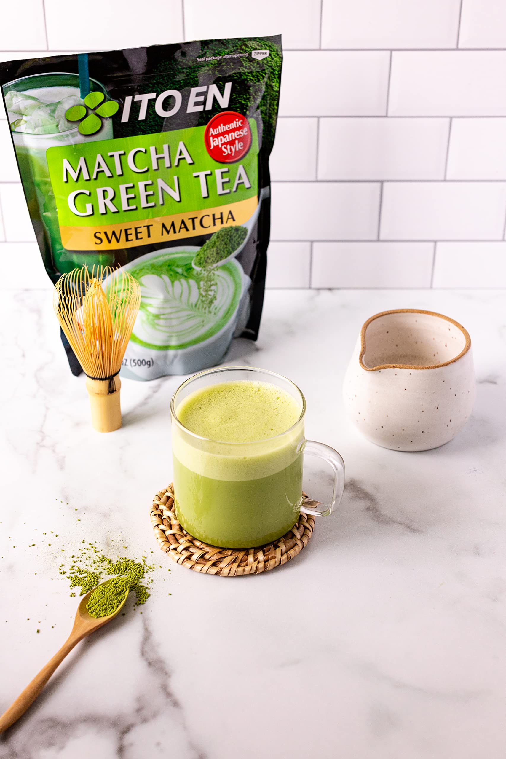 ITO EN preparación de matcha latte cremoso servido, sabor instantáneo