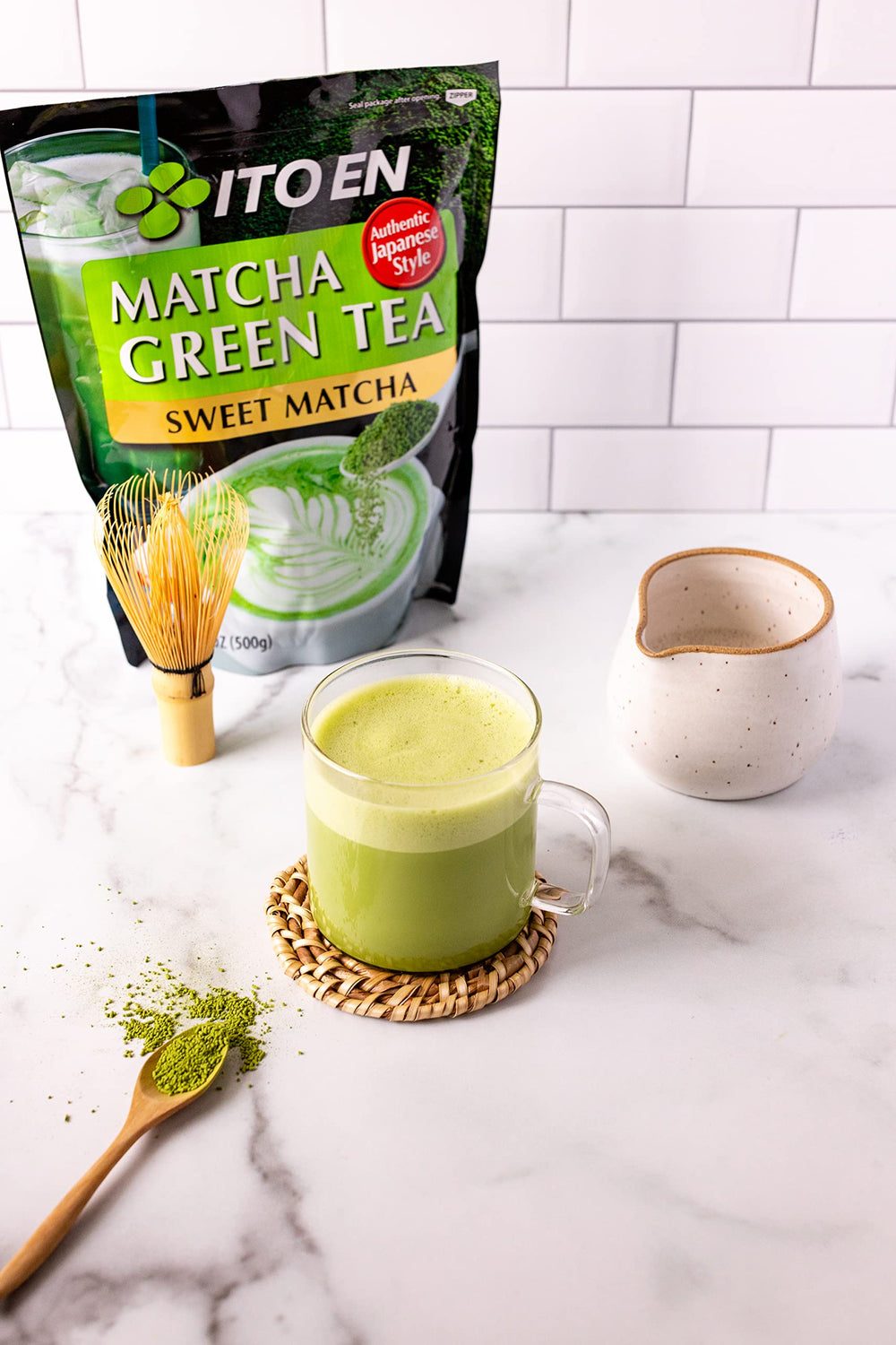 ITO EN preparación de matcha latte cremoso servido, sabor instantáneo