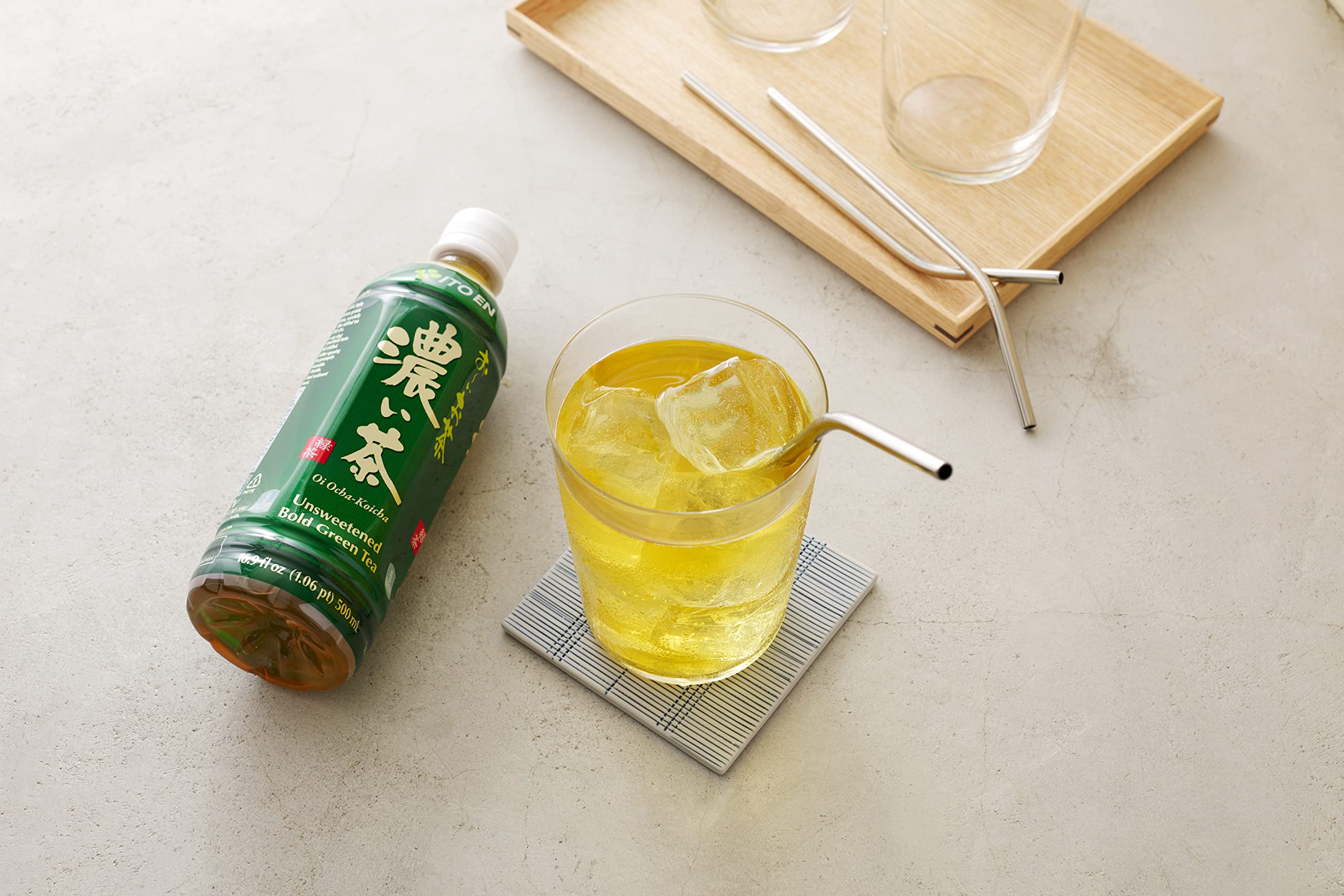 ITO EN primer plano de té y hoja que muestra textura y frescura natural